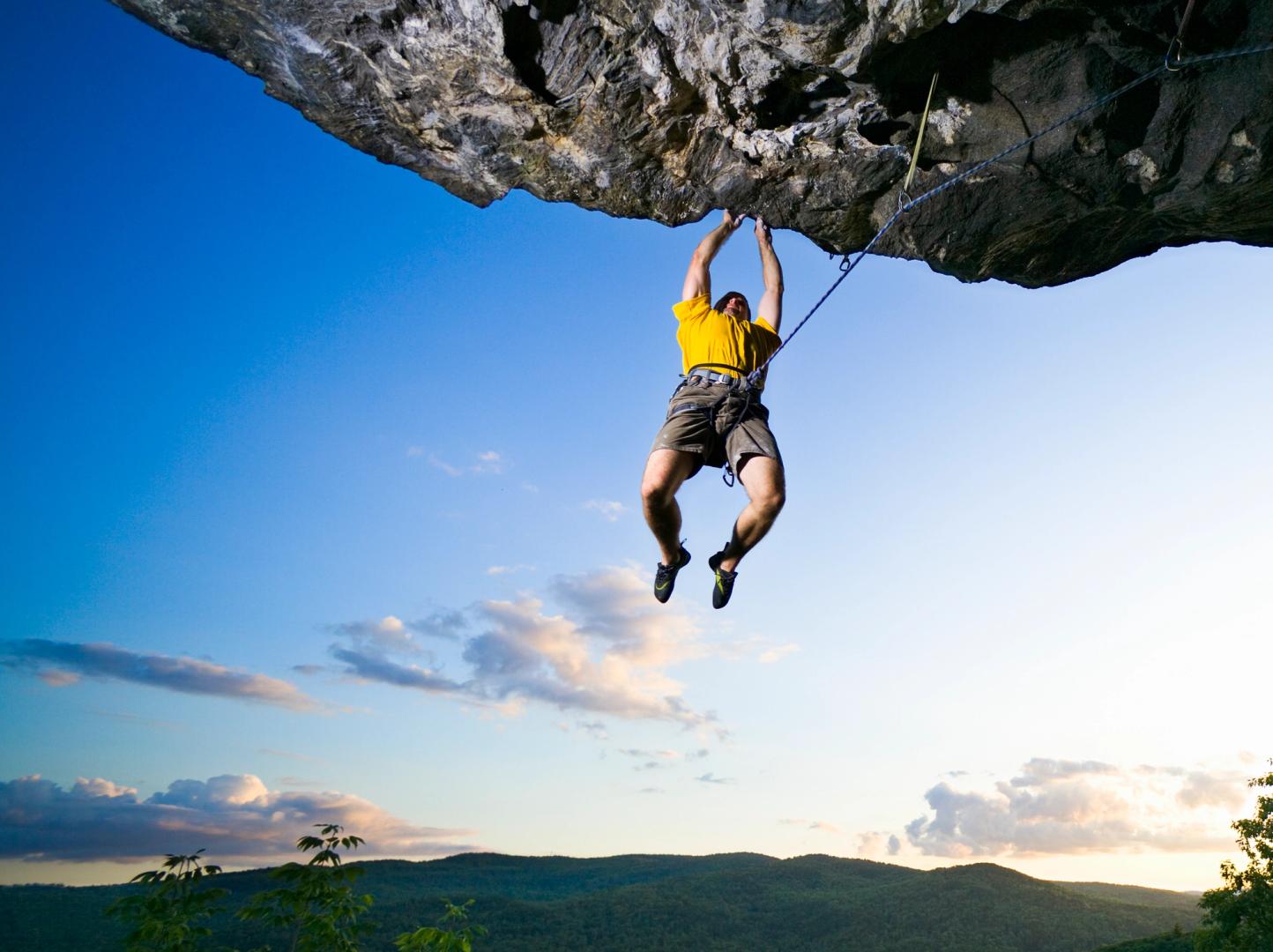 Bitcoin Holds on to Its Monthly Profits Amid Ongoing Record Loss Trend